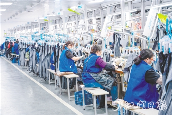 為應(yīng)對市場環(huán)境變化，紅日制衣在技術(shù)研發(fā)、管理模式、人員結(jié)構(gòu)等方面持續(xù)加大投入，以此推動企業(yè)實現(xiàn)轉(zhuǎn)型。