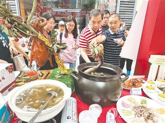 活動(dòng)現(xiàn)場(chǎng)，以“馬岡鵝×廣東荔枝”為核心的創(chuàng)新菜式成為焦點(diǎn)，成功撩動(dòng)無(wú)數(shù)食客的味蕾。