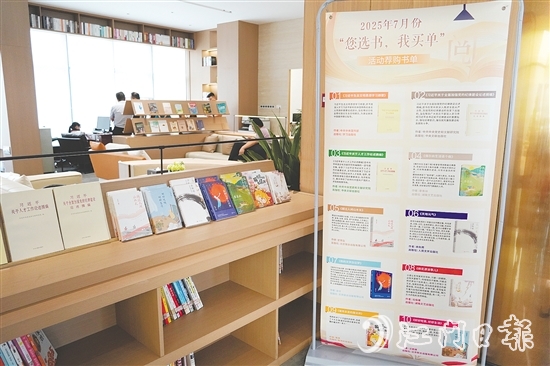 開平市城投集團(tuán)新時(shí)代文明實(shí)踐點(diǎn)設(shè)有休閑閱覽區(qū)和共享辦公場(chǎng)所，上架圖書約5000冊(cè)。