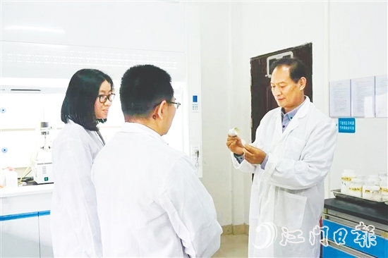 在羅吉爾（右）的帶領(lǐng)下，齊裕科技攻克油性膠替代難題。