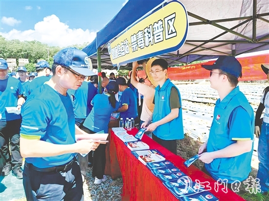 活動沿途設(shè)有禁毒科普區(qū)。