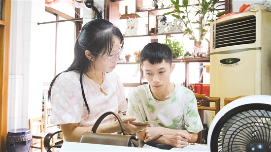 老師輔導(dǎo)盧梓俊填報(bào)志愿。