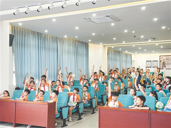 祥龍學校的學生們在講座中積極參與互動，每當?shù)搅颂釂柇h(huán)節(jié)，紛紛舉手搶答。