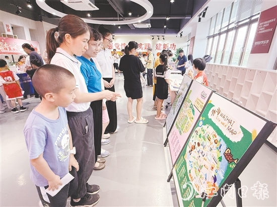 群眾在政策咨詢(xún)區(qū)查看江海區(qū)“15分鐘生活便利圈”地圖。