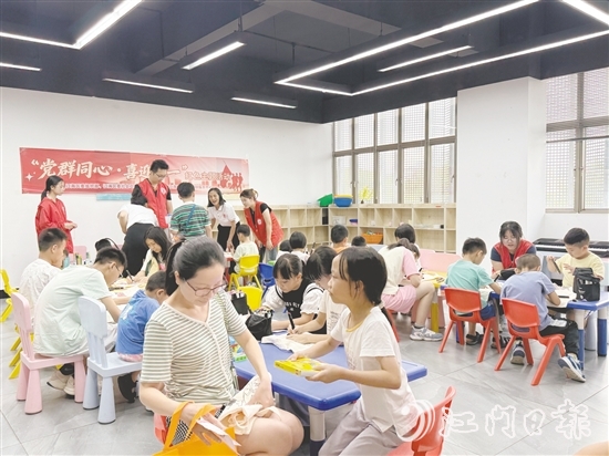 在“紅星閃耀”創(chuàng)意手作營(yíng)中，親子家庭創(chuàng)作紅色主題帆布袋。