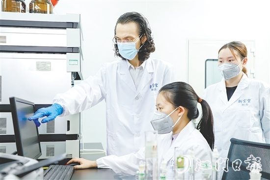 新寶堂將新會柑肉“變廢為寶”，利用生物發(fā)酵技術(shù)轉(zhuǎn)化為陳皮酵素。