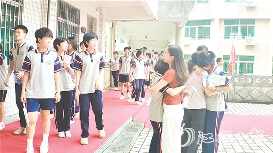 考試結(jié)束，考生們與教師、同學擊掌、擁抱、合影。