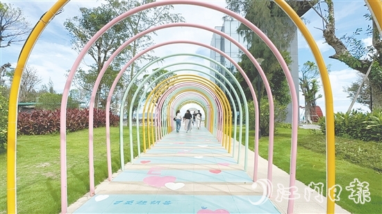 北陡鎮(zhèn)山海瀾岸度假村依山傍海，擁有專屬沙灘、海景太空艙別墅、兒童游樂區(qū)、燒烤吧和紅樹林餐廳。