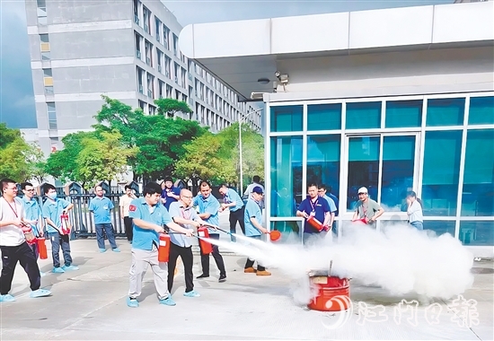 職工踴躍學(xué)習(xí)如何使用滅火器。