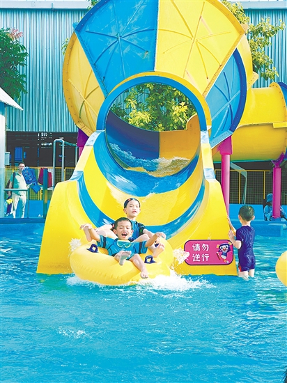 巴貝高世界·比比親水樂(lè)園有眾多玩水設(shè)施。