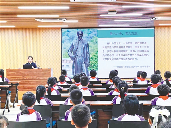 新會區(qū)地方志辦的工作人員化身“故事大王”，生動講述梁啟超的傳奇人生。