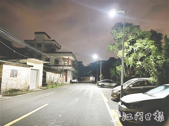如今的河山村進(jìn)村路兩旁路燈明亮，村民夜間出行更安心。