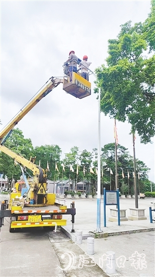 施工人員對(duì)道路兩旁路燈進(jìn)行維修、更換。