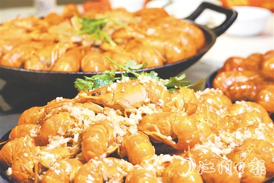 藍(lán)龍蝦肉質(zhì)豐腴鮮甜，烹飪方式多種多樣。