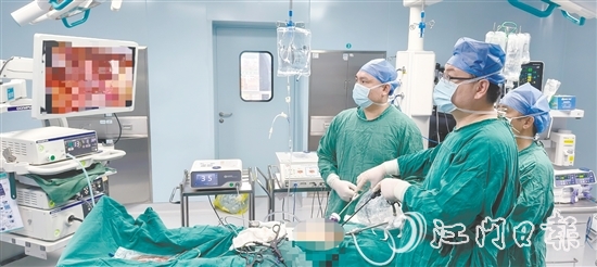 孫明在為患者進(jìn)行手術(shù)。