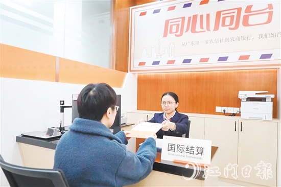 譚嘉琪經(jīng)常向群眾普及金融知識。