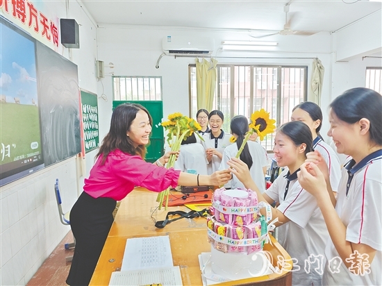 教師為同學(xué)們準(zhǔn)備了寓意“一舉奪魁”的向日葵。