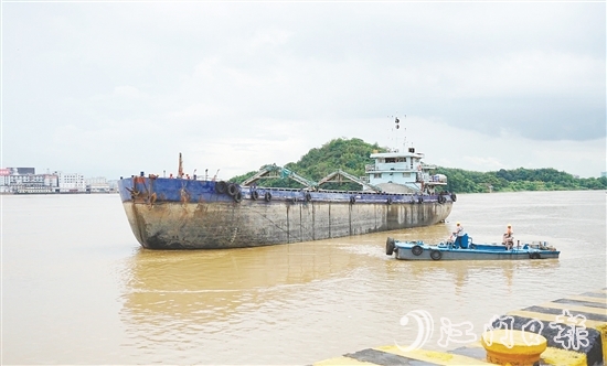 本次演練模擬船只水上遇險(xiǎn)，救援隊(duì)開(kāi)展救援工作。