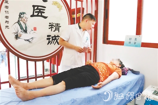 市民在鶴山市中醫(yī)院桂林社區(qū)中醫(yī)館接受治療。鶴山市中醫(yī)院桂林社區(qū)中醫(yī)館