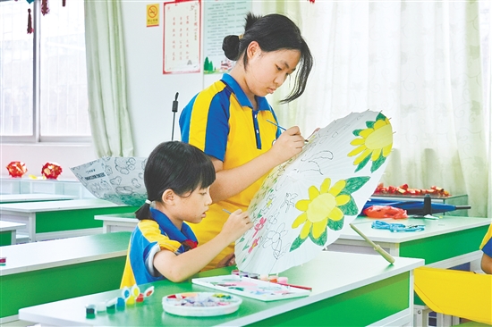 桃源鎮(zhèn)桃源小學推進“勞動+美術”跨學科融合，開設繪傘特色勞動課程，讓學生在實踐中了解美、認識美和創(chuàng)造美。