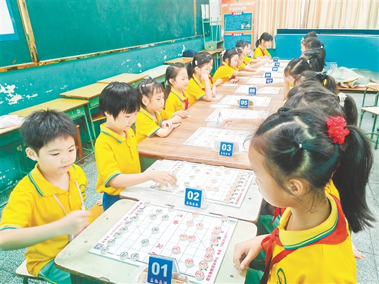 小棋手們神情專注，在棋盤上排兵布陣。