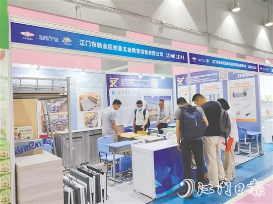 校盈五金研發(fā)的可升降課桌椅受到市場歡迎。