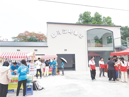 恩平歇馬學(xué)院聯(lián)合五邑大學(xué)團(tuán)隊(duì)，將閑置樓房改造成歇馬江畔集市。