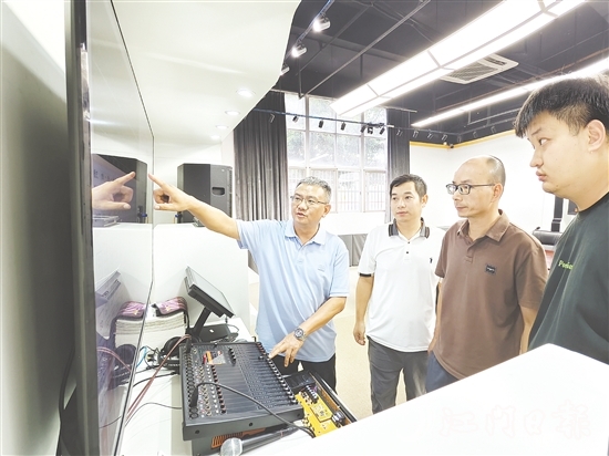 徐海（左一）與同事們交流產(chǎn)品設(shè)計(jì)。