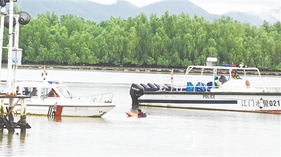 演練中，恩平就近組織力量開展救援行動。