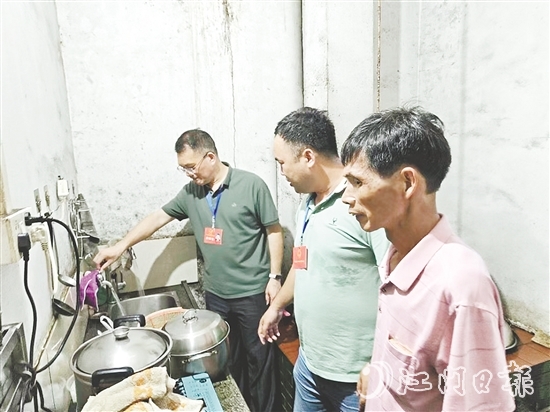 良西鎮(zhèn)人大代表到村民家中了解情況，查看已經(jīng)安裝好的自來(lái)水。