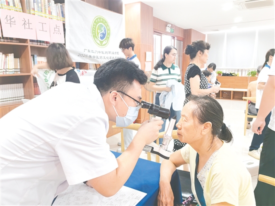 醫(yī)護(hù)人員為社區(qū)居民進(jìn)行視力檢查。