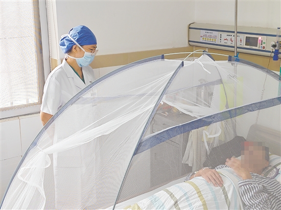 醫(yī)生詢問登革熱患者身體情況。