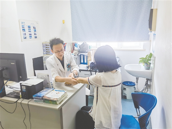 天氣高溫潮濕，當(dāng)心皮膚過敏。