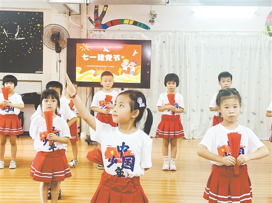 恩平市江洲幼兒園的孩子們唱出對祖國的深情祝福。