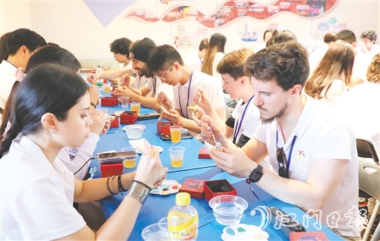 交流團體驗“鎮(zhèn)濠泥雞制作技藝”。