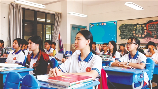 學生在課堂上認真聽課。