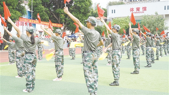 國防班學生進行訓練。