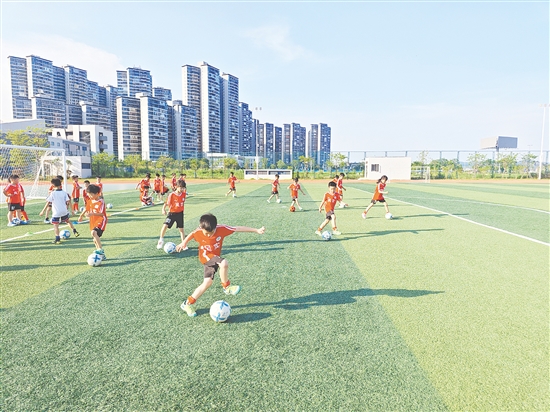 足球小將在綠茵場(chǎng)上奮力奔跑。