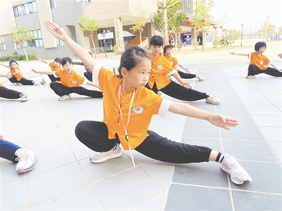 在武術(shù)隊(duì)訓(xùn)練場(chǎng)，少年們目光如炬，馬步扎實(shí)，出拳帶風(fēng)。