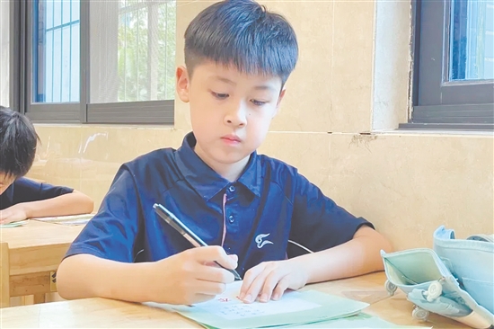 學生參加規(guī)范漢字書寫活動。