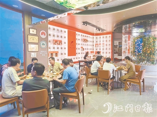 體驗(yàn)館設(shè)置了休憩和茶點(diǎn)品鑒的區(qū)域，還專門布置了茶坑歷史文化主題展覽。