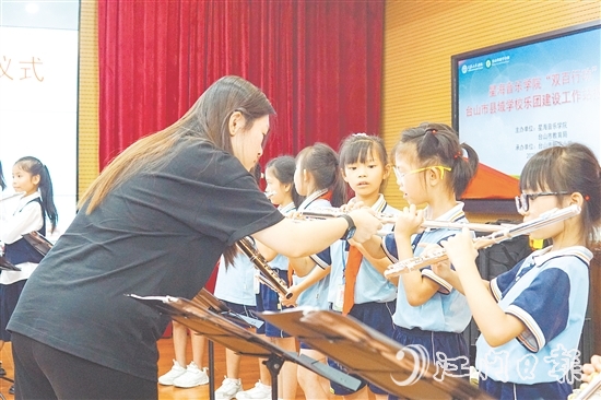 星海音樂(lè)學(xué)院師生團(tuán)隊(duì)為臺(tái)山學(xué)子進(jìn)行專(zhuān)業(yè)藝術(shù)指導(dǎo)。