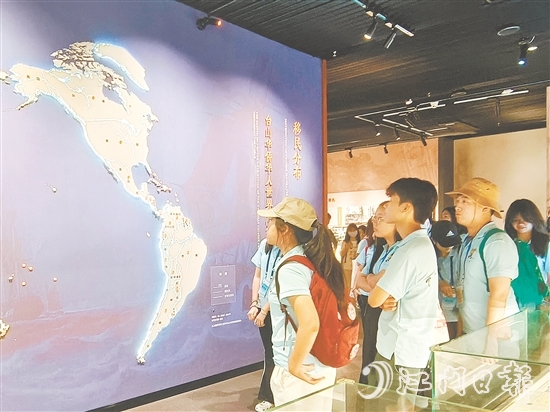 營員們參觀臺山市華僑文化博物館，了解僑鄉(xiāng)歷史文化。