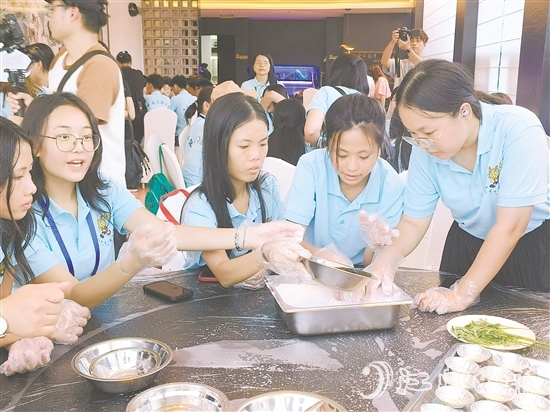 營員們制作艾糍美食，感受僑鄉(xiāng)民俗風(fēng)情。