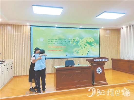 在手語(yǔ)朗讀環(huán)節(jié)，黃曉聰引導(dǎo)學(xué)生重構(gòu)對(duì)過(guò)往經(jīng)歷的認(rèn)知，許多學(xué)生主動(dòng)用“我想抱抱你”表達(dá)情感。