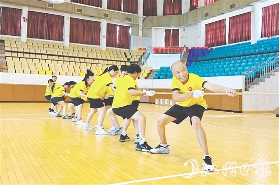 職工在賽場(chǎng)上感受團(tuán)隊(duì)協(xié)作帶來(lái)的樂(lè)趣。