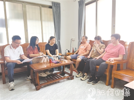 林婉君（左二）和同事們定期深入各村（社區(qū)），與村干部圍坐交流。