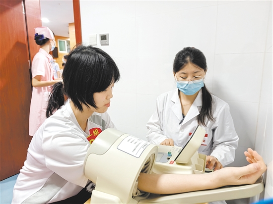 考生有序參加體檢。