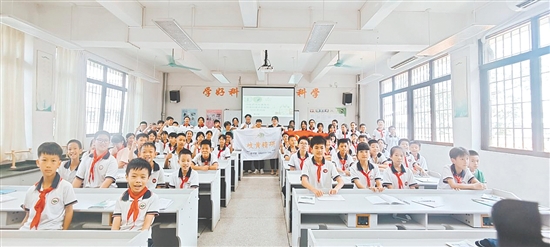 突擊隊(duì)走進(jìn)雙水鎮(zhèn)東凌小學(xué)，開展中藥材知識(shí)科普活動(dòng)。