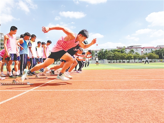 體育班學(xué)生在進(jìn)行專業(yè)訓(xùn)練。